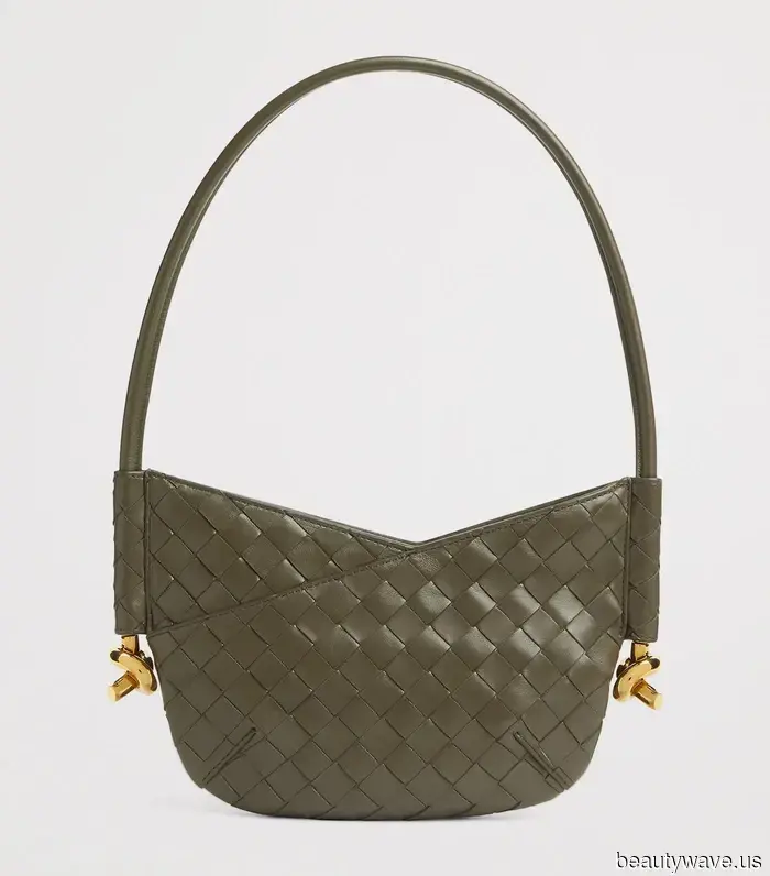 A friend inquired about the handbag color trends that will be popular this winter and in the future, so I shared these essential styles with her.