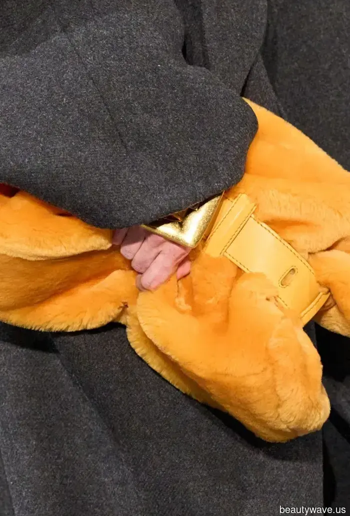 Ich weiß, dass du ein Mode-Mensch bist, wenn du eine dieser 7 Winter-Handtaschen-Trends trägst.