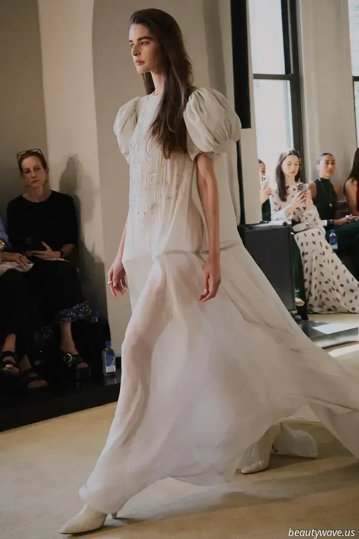 Vite a hula hoop, fiori 3D e dettagli in pelliccia — Altuzarra esplora una bellezza contorta per la primavera 2026
