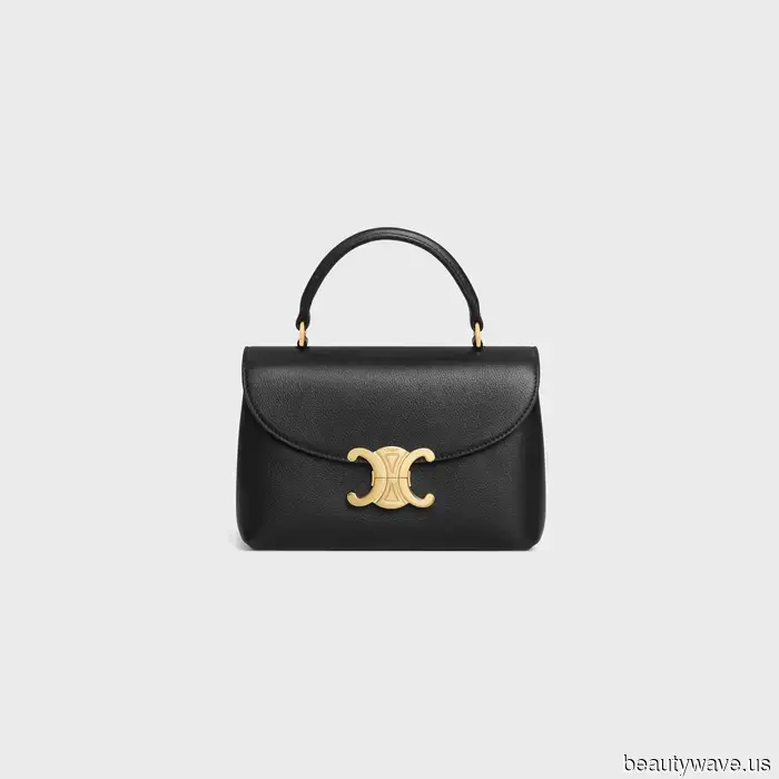 The It Girls of Downtown New York have made their voices heard: they are continually sporting Carolyn Bessette Kennedy's favorite bag trend.