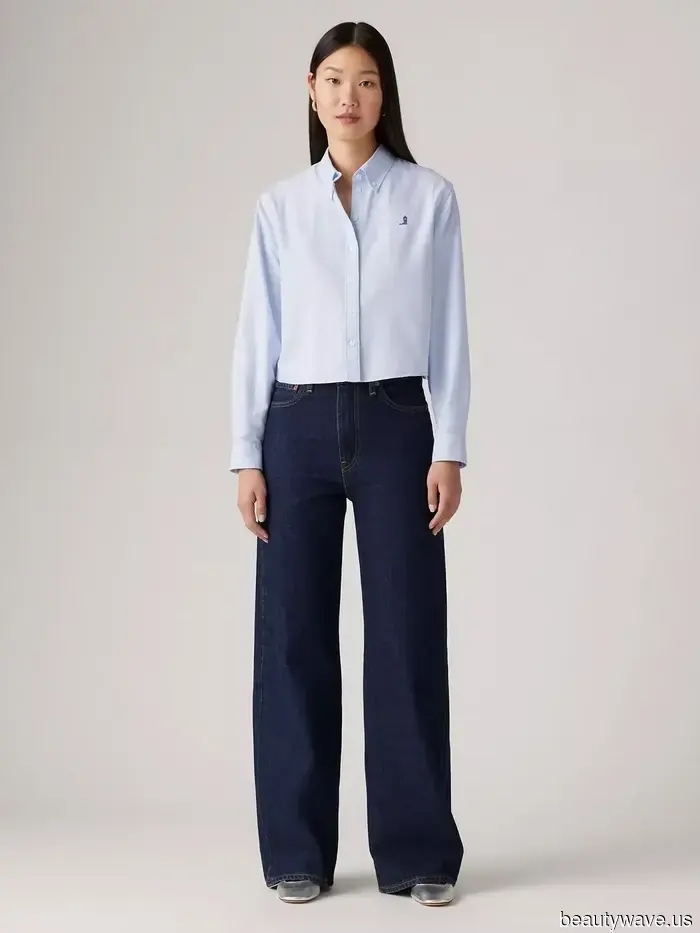 Тренд цвета обуви, который делает ношение джинсов с пиджаками выглядящим как в 2025 году, а не устаревшим.