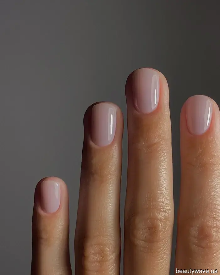 Non latte, non glassato&mdash;le unghie "Tulle" sono la tendenza della manicure neutra da richiedere questo autunno