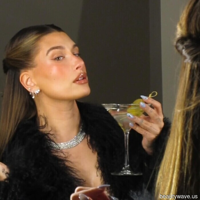 "Dirty Martini" unghie è la tendenza manicure chic (eppure polarizzante!) che sto approvando nel 2026