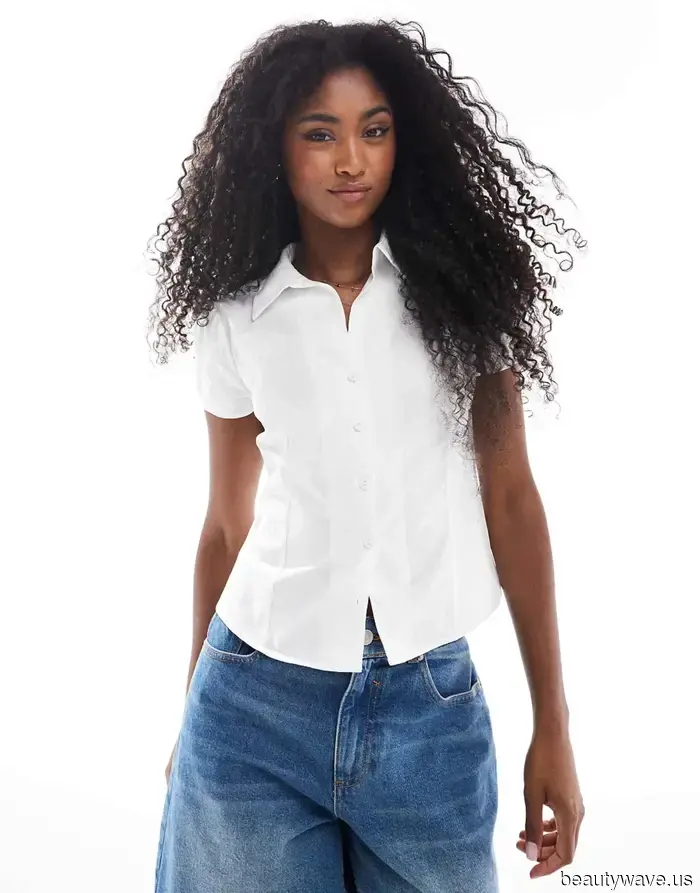 All the trendiest individuals I follow have recently embraced this new autumn denim style.