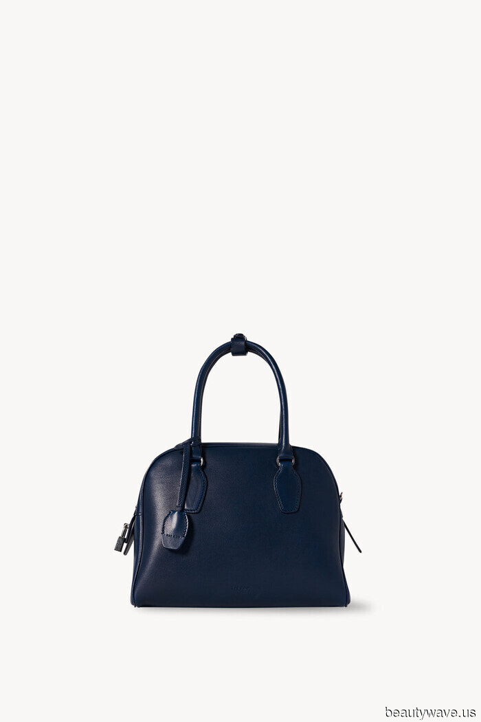 Laura Harrier no puede dejar de llevar este bolso atemporal de The Row (y no, no es un Margaux)