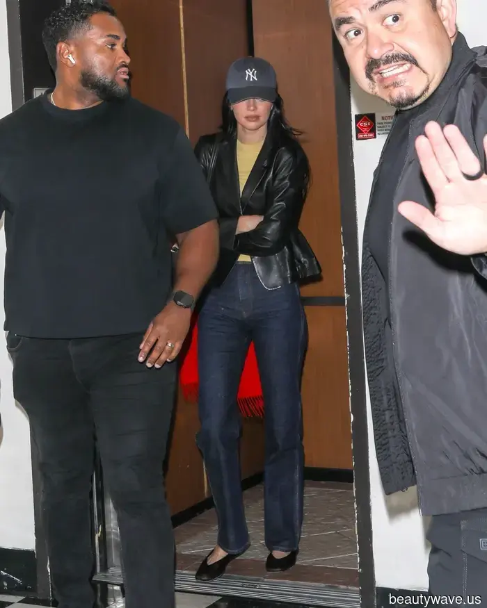 Высокие вамповые туфли все еще в моде, но французский стиль Кендалл лучше смотрится с джинсами темного оттенка.