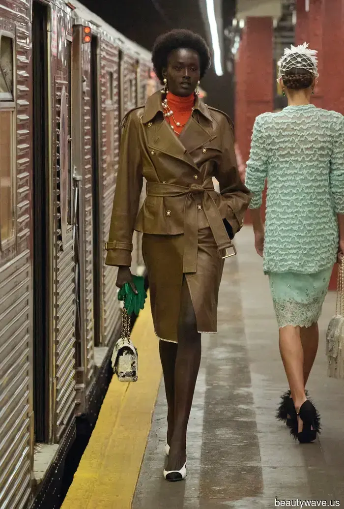 6 Tendenze che tutte le ragazze alla moda indosseranno nel 2026 sono state appena rivelate al Chanel M&eacute;tiers d'Art Show a…