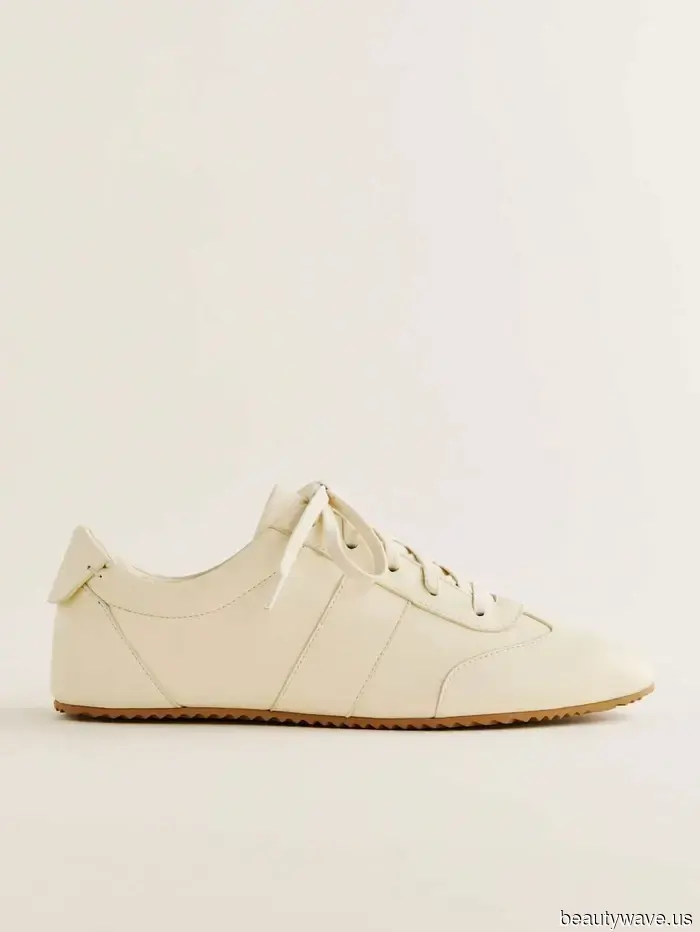 Vestir de negro es genial, pero este color de atuendo se ve aún más genial con zapatillas.