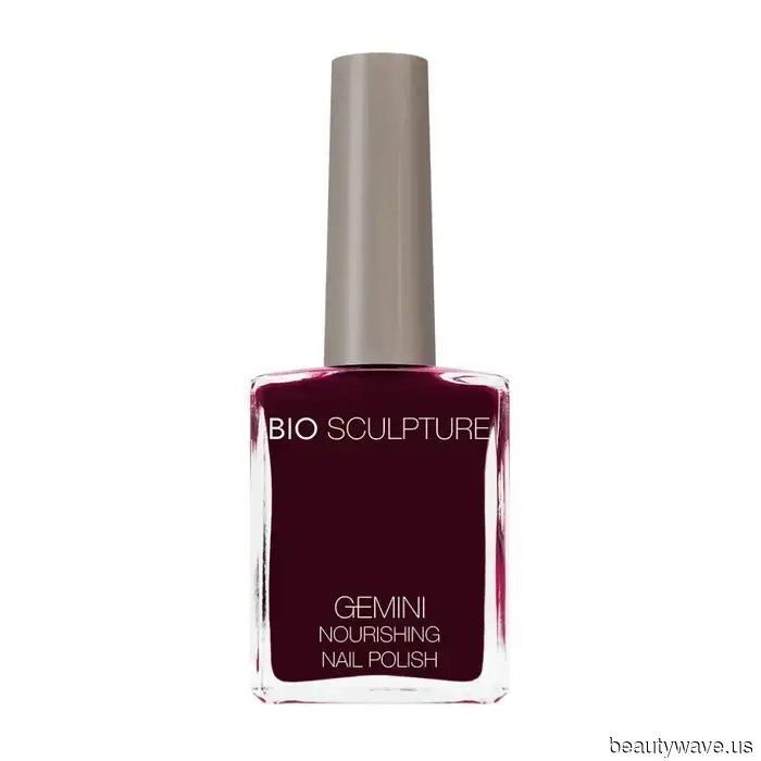 Elegante, senza tempo e ovunque guardi: I soli 9 colori di smalto scuro di cui hai bisogno per una manicure ultra-lussuosa