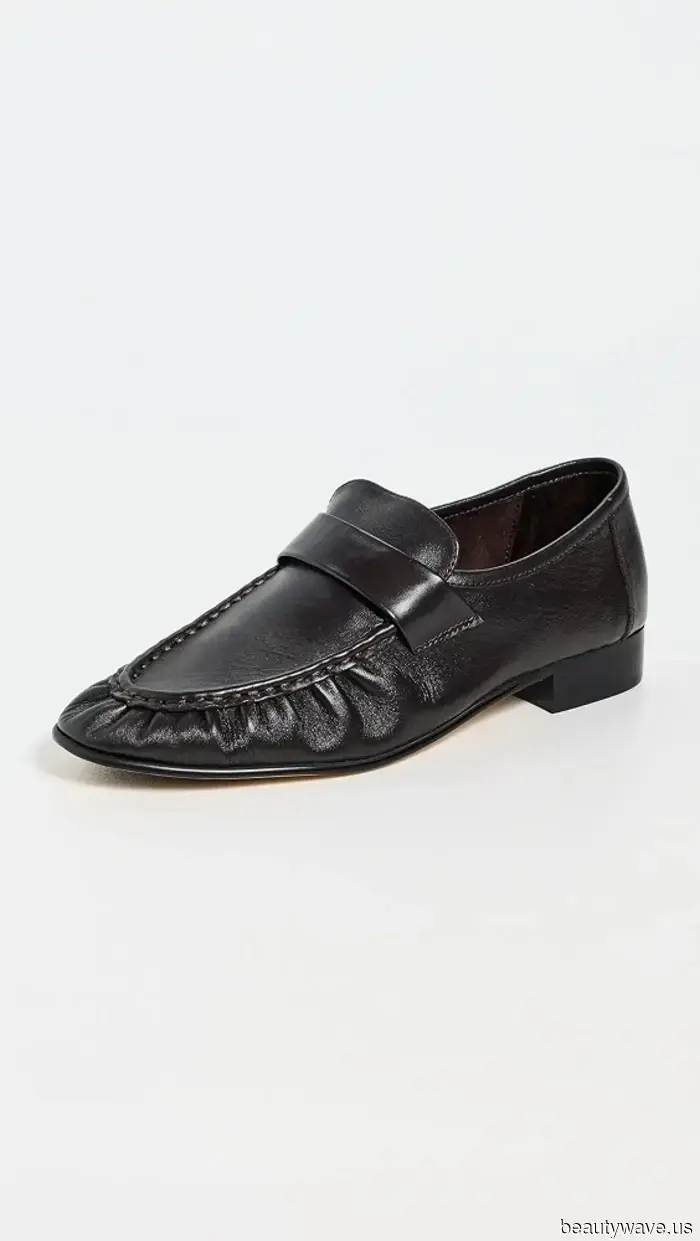 Chic It Girls are in consensus: These trousers paired with this flat-shoe trend epitomize coolness for Fall 2026.
