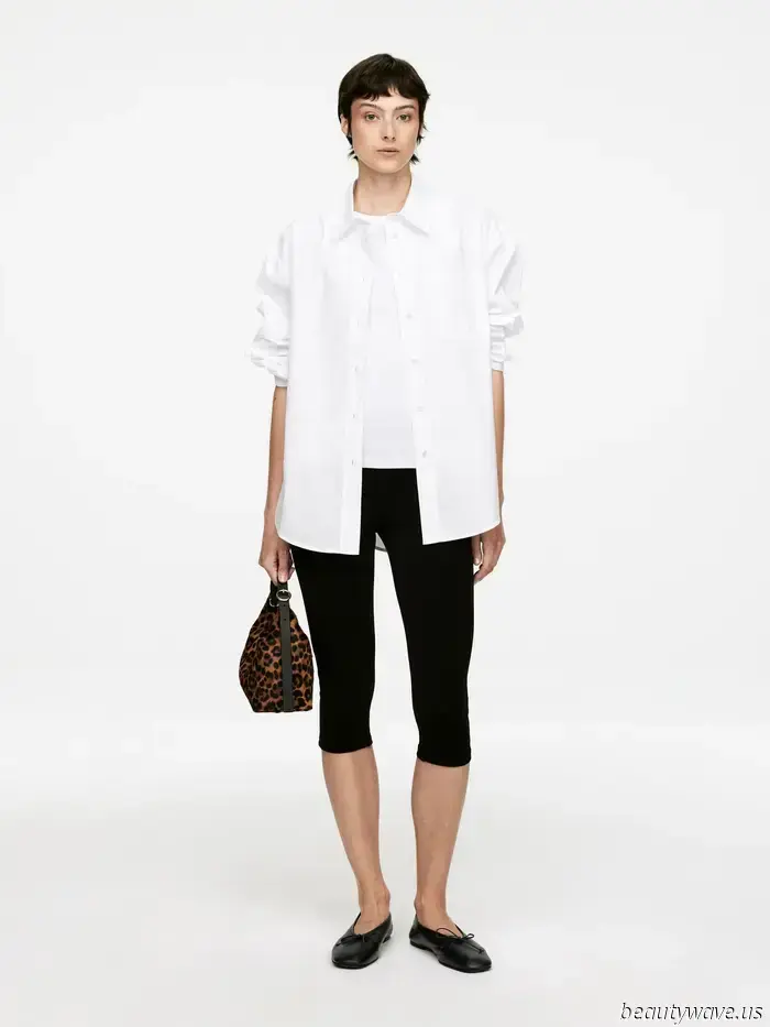 Las personas de la moda están dejando de usar sandalias en masa y en su lugar llevan elegantes zapatos planos que combinan con faldas blancas