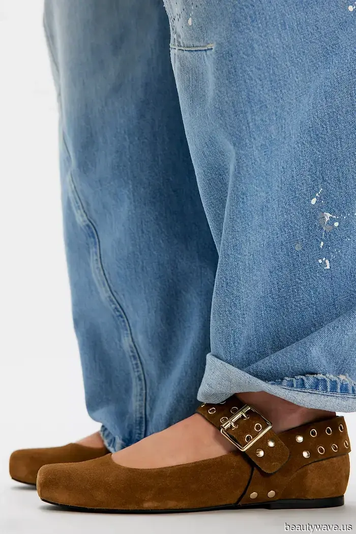 If you're a fan of stylish white jeans ensembles, opt for this closed-toe alternative instead of sandals when pairing with denim.