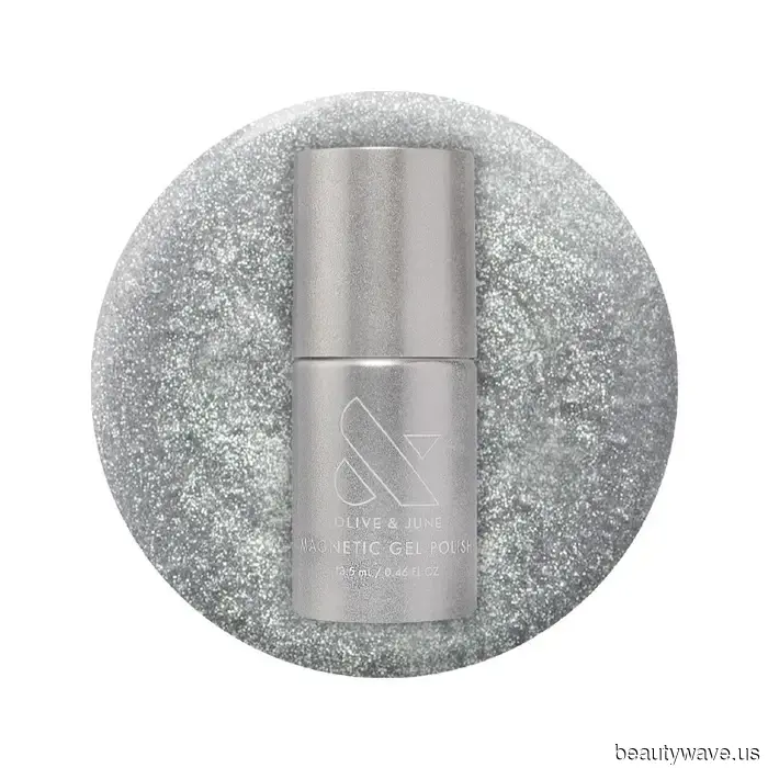 Hailey Biebers Samt-Schneeflocken-Maniküre ist der Trend, den ich im November direkt ins Salon mitnehmen werde.