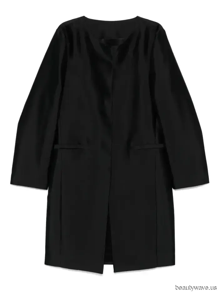 If your aim is to appear sophisticated, you should pay attention to this classy coat trend that has the approval of it-girls.