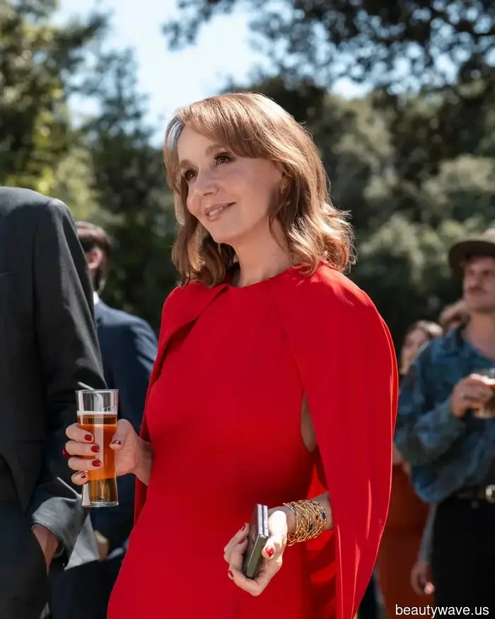 Todo el mundo sabe que Sylvie es el personaje mejor vestido de Emily en París&mdash;he rastreado sus looks más elegantes.