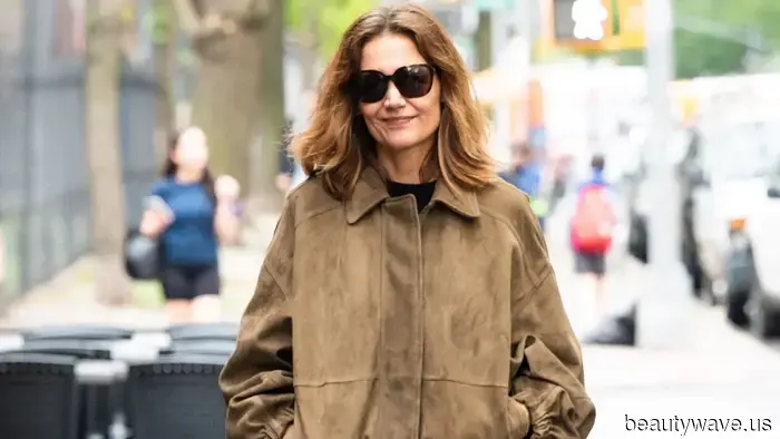 Not Skinny Jeans—Fashion Enthusiasts in Their 40s Are Embracing This Retro Denim Style Paired with Ballet Flats.
