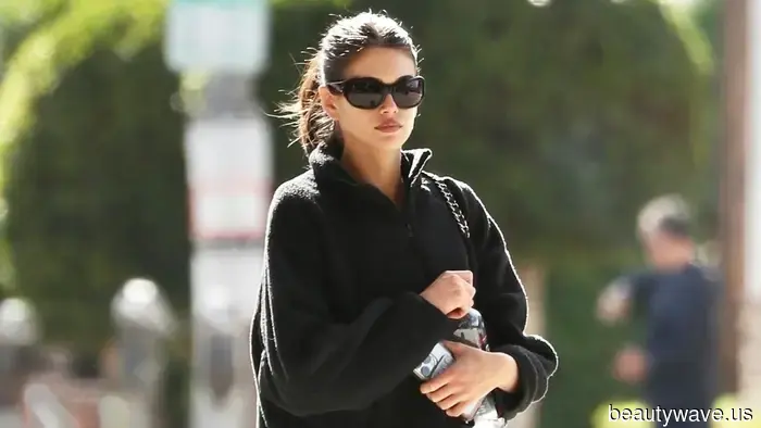 Tieni i felpe con cappuccio e i piumini&mdash;Le ragazze di L.A. indossano *questo* articolo anti-tendenza con i leggings