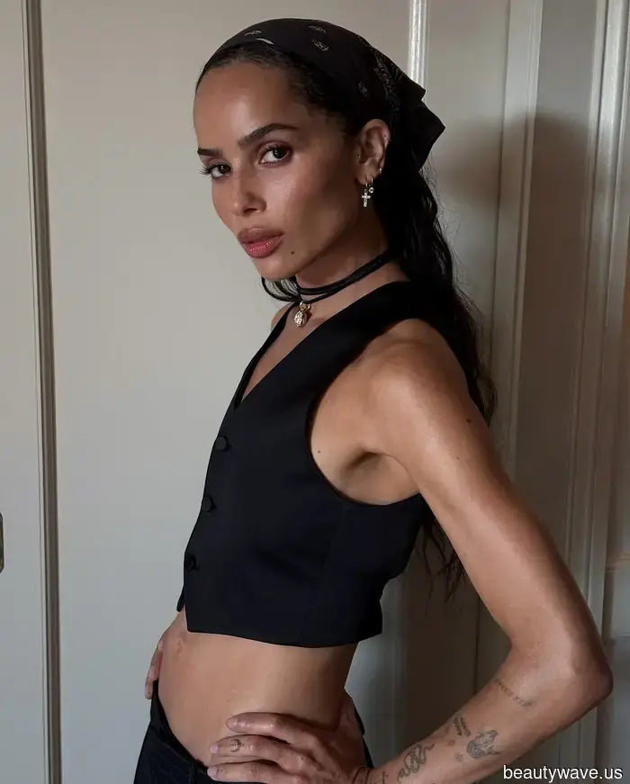 Siehe: Eine Lektion darin, wie man einen Seidenschal trägt, courtesy of New York, London und Paris' stilvollsten.