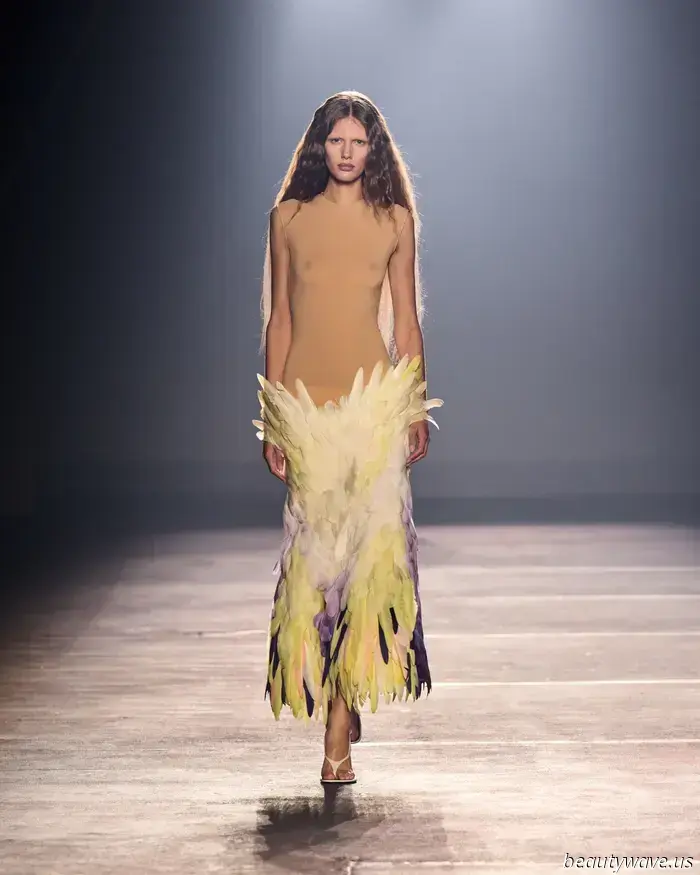 El desfile de primavera 2026 de Mugler es una colisión seductora de exuberancia, fetiches y futurismo.