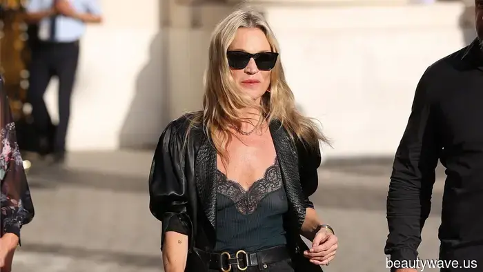 Gekürzte Jeans sind im Trend&mdash;Dieser französische Sommerschuh-Trend macht sie am schicksten