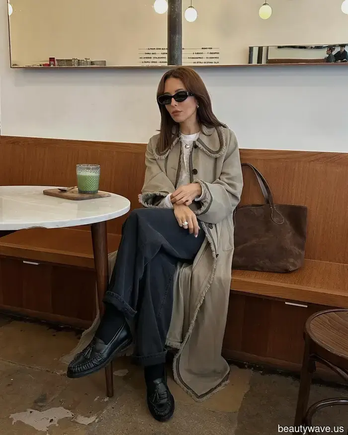 Anche nel 2026, le donne eleganti continuano a fare affidamento su questo classico abbinamento di jeans e scarpe basse.