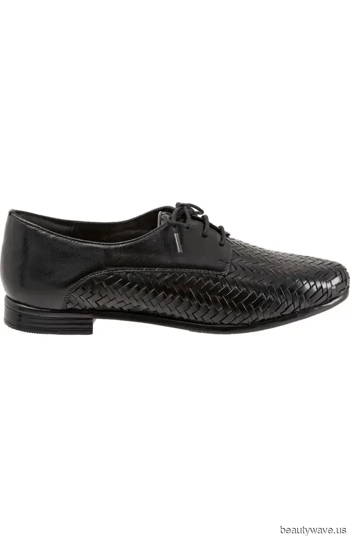 I mocassini sono fantastici, ma se sei annoiato, questa è la tendenza delle scarpe basse classiche da provare dopo.