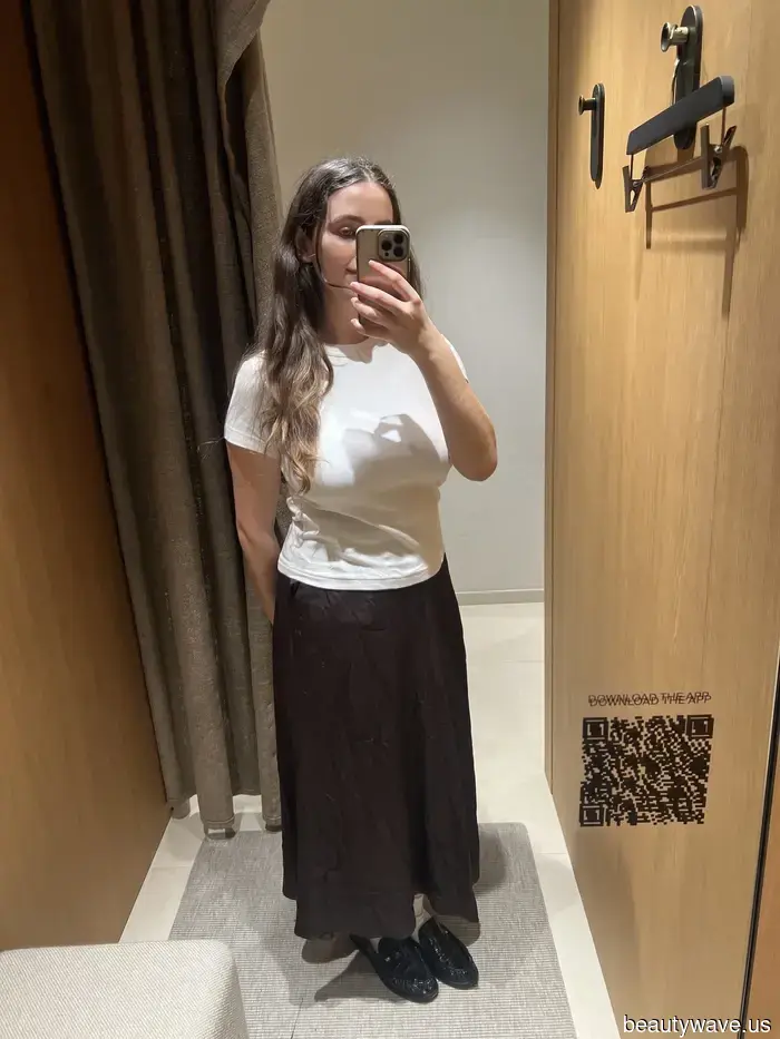 French women are unexpectedly abandoning their jeans in favor of this much more sophisticated trend— I decided to try it out myself.