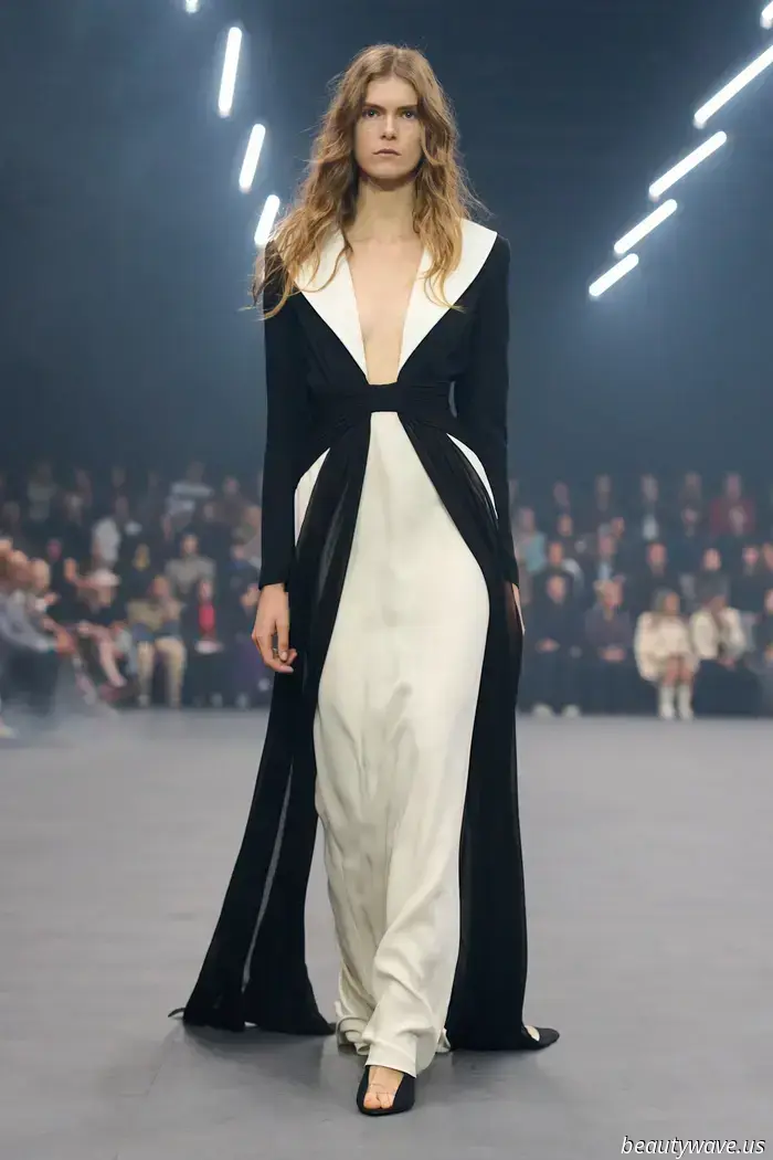 Alessandro Michele bringt sanfte Eleganz und zarte Romantik für Valentinos Frühjahr 2026