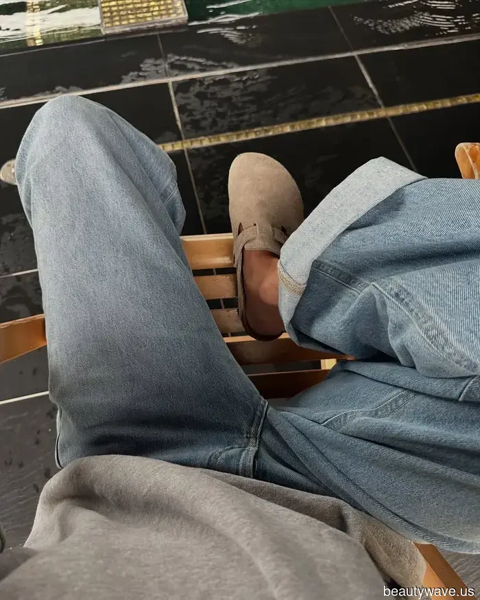 Questi 5 outfit dimostrano che la "scarpa brutta" preferita dalla moda appare così elegante con il denim.