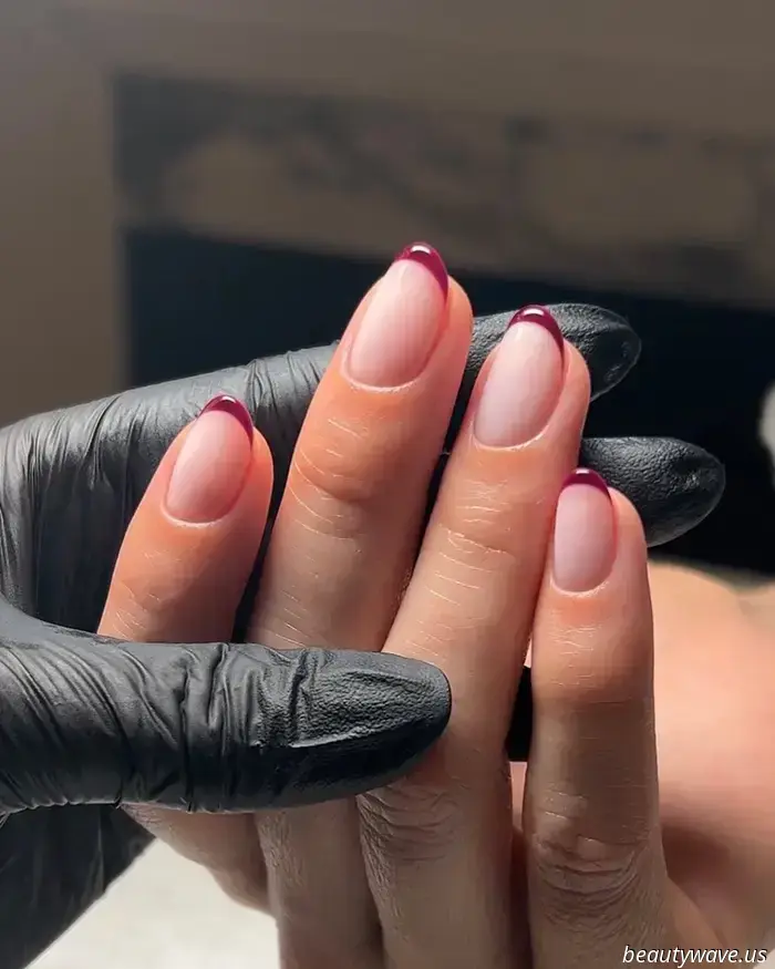 Es oficial: esta es la forma más elegante de llevar la manicura francesa este otoño.