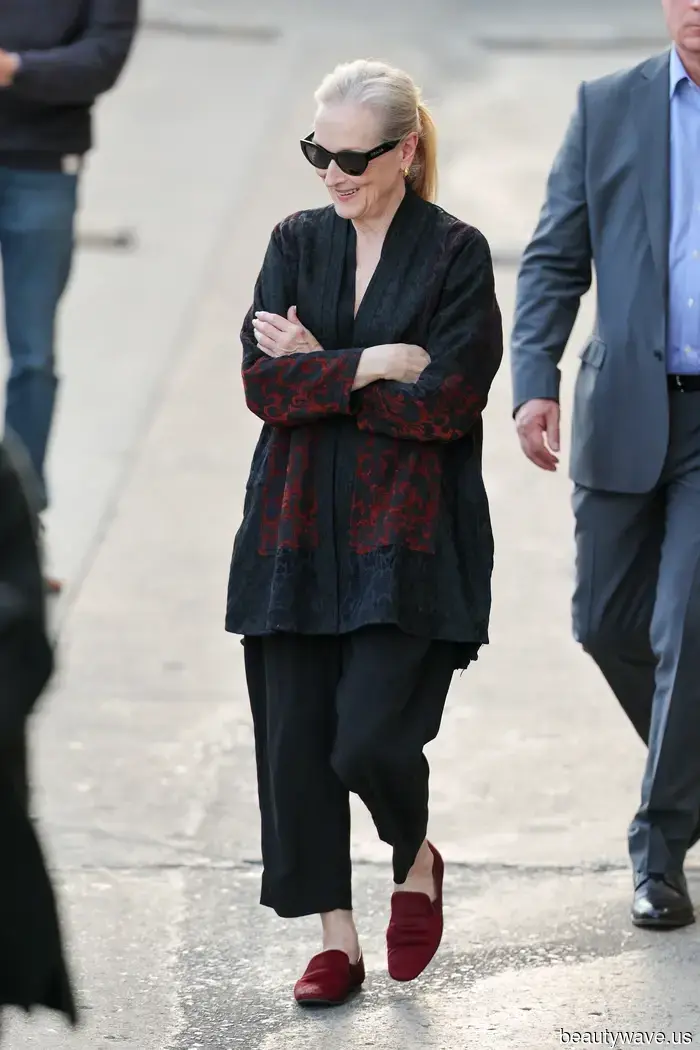 Not Wide-Leg—Instead, Fashion Enthusiasts in Their 30s and 60s Are Opting for These Sophisticated Trousers.