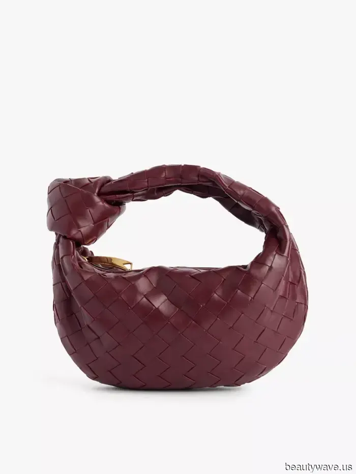 Step aside, Burgundy; this hue is the new trendsetter color—check out these 7 autumn outfits that demonstrate it.