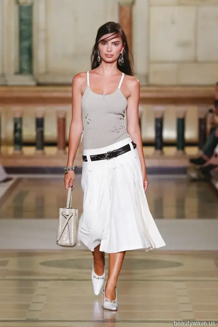 Bei Tory Burch ist es für den Frühling 2026 angesagt, sich wie ein coole Uptown-Mädchen zu kleiden.