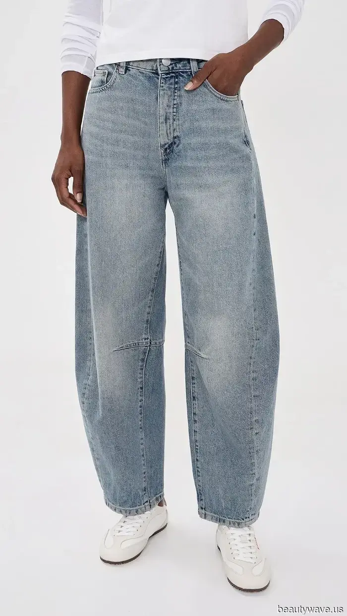 La forma de llevar jeans de pierna de barril en 2026 no incluye zapatillas, mocasines ni chanclas.