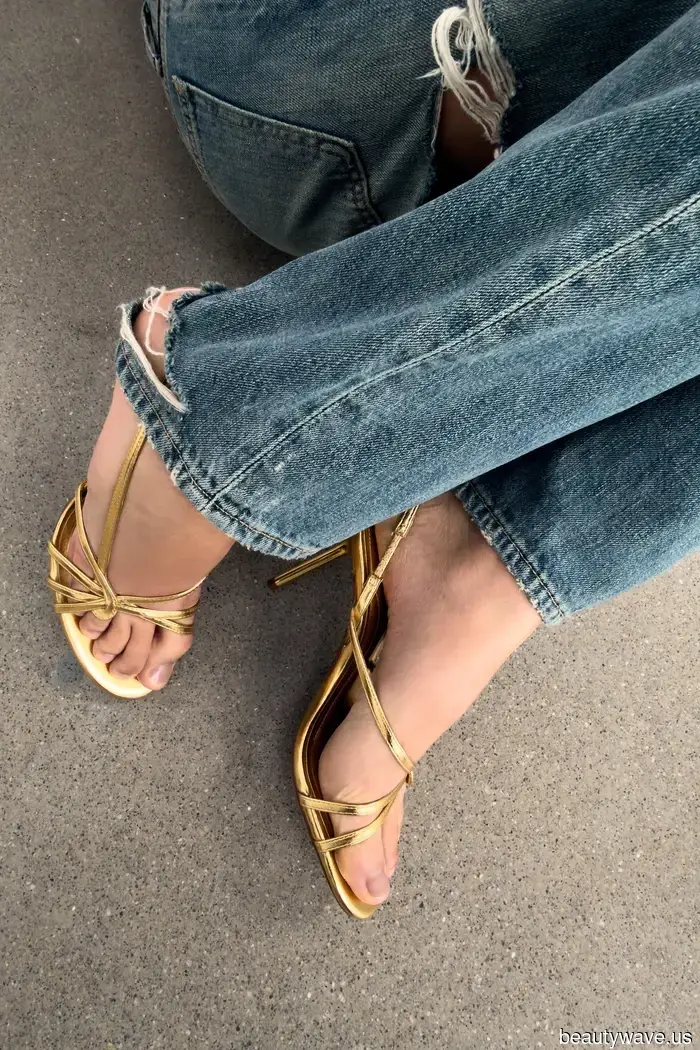 Siennas "Naked" Slip Dress und Goldschuh-Kombination aus den 90ern sind so Carrie Bradshaw-codiert