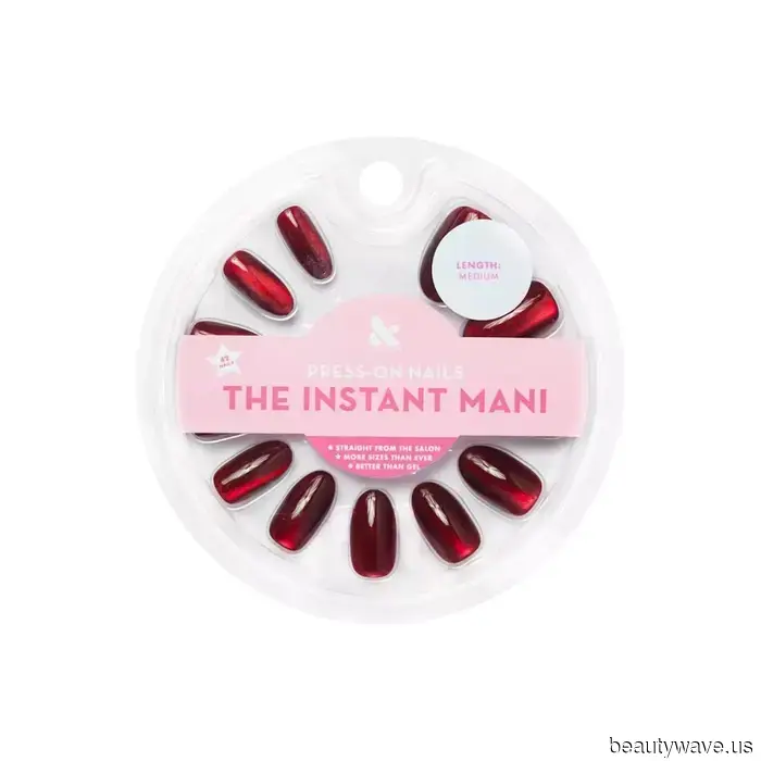 Cada individuo chic está usando uñas de "Navidad Gótica" en este momento&mdash;6 conjuntos vampíricos que actualmente…