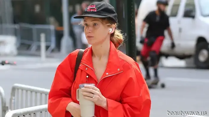 Seen on J.Law: The Trendiest Method to Style Leggings without Sneakers or Flip-Flops.