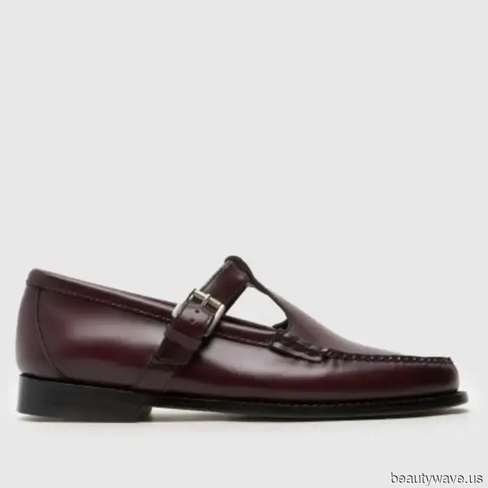 Not Loafers, Not Ballet Flats—The "Outdated" Flat-Shoe Trend That French Women Often Wear