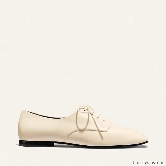 Forget Ballet Flats; this is the flat shoe trend that everyone will be pairing with stylish jeans this fall.