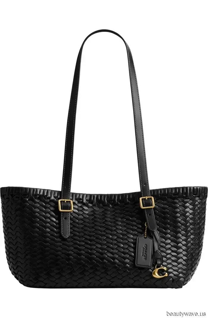 I really love suede, but this bag trend enhances the elegance of plain blue jeans even more.