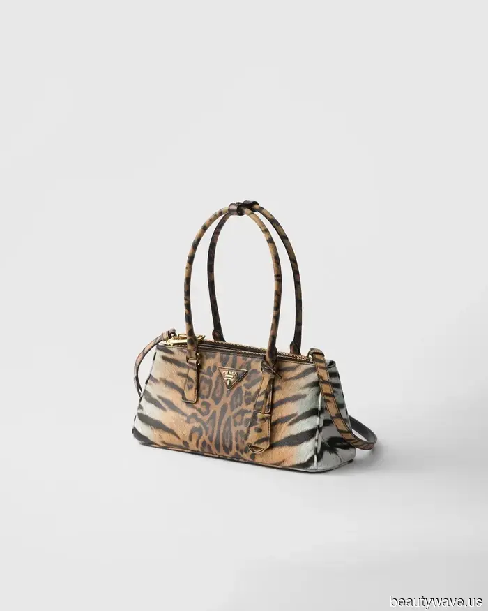 Modeleute in Paris werden ihre Jeans mit diesem offensichtlichen Oberbekleidungsstück im Herbst stylen.