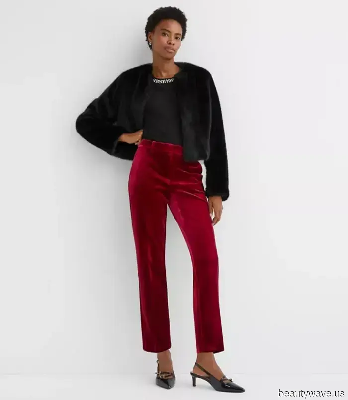 Abiti con Fiocco Rosso, Pantaloni di Velluto e Camicie da Smoking&mdash;Emma Roberts Condivide Cosa Indossa Questa Stagione Festiva