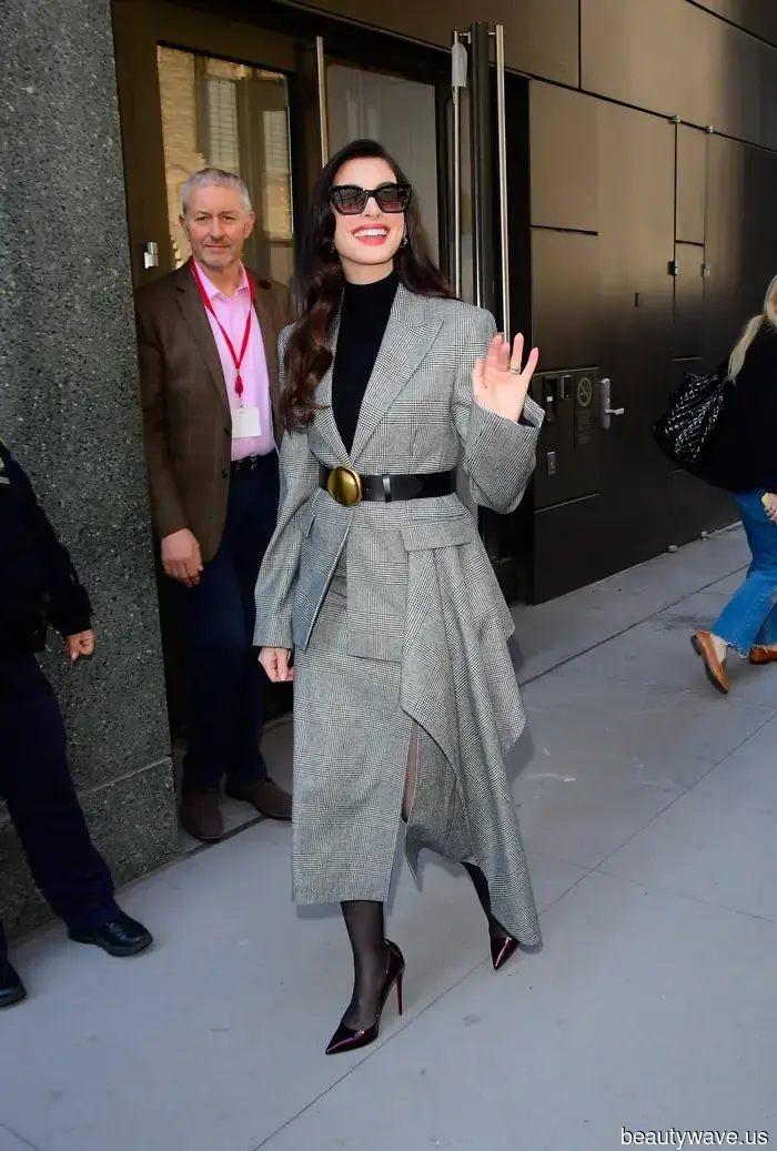 El vestuario de la gira de Anne Hathaway para El diablo viste de Prada 2 se centra en los momentos fuera de servicio.