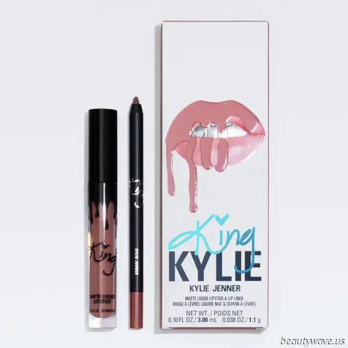La nuova collezione di trucco di Kylie Jenner, ispirata alla nostalgia, ha appena modernizzato alcune importanti tendenze del 2015. Clicca qui per vedere tutti i prodotti in edizione limitata.