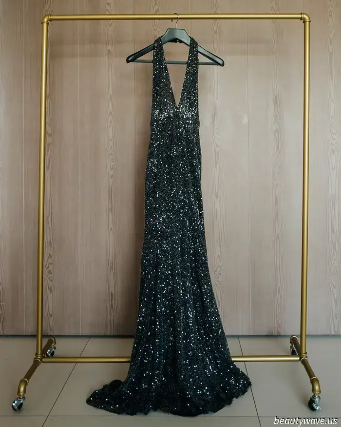 Il look di Lydia Peckham alla première di Norimberga è una lettera d'amore al vecchio Hollywood.