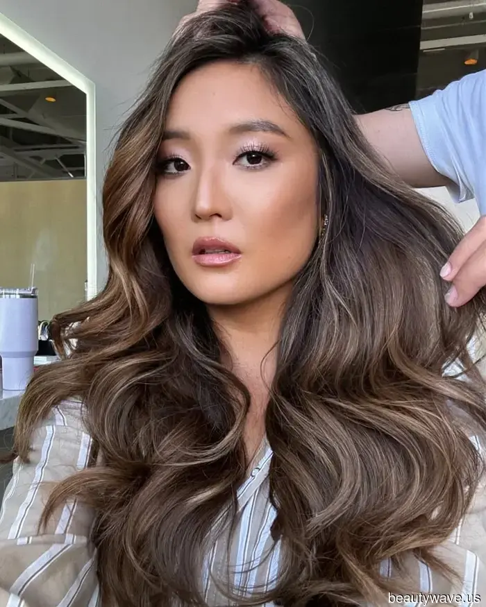 13 Idee per Capelli Castano Ash che Richiedono Poca Manutenzione e Sono Facilmente Cool, Secondo gli Stilisti