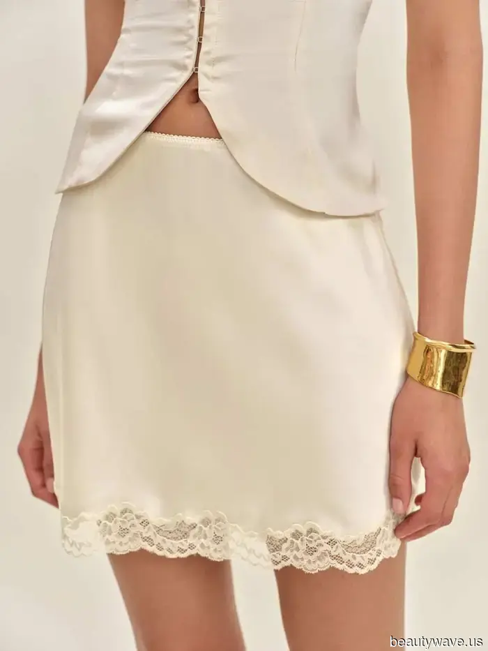 Making a Prediction: In a Month, This Cropped Pants and T-Shirt Look Will Be Worn by Everyone.