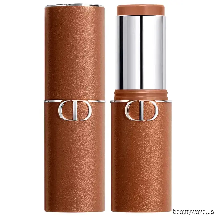 Questo Stick Bronzer Modellante per il Viso ha Silenziosamente Dominato il Red Carpet dei Golden Globes