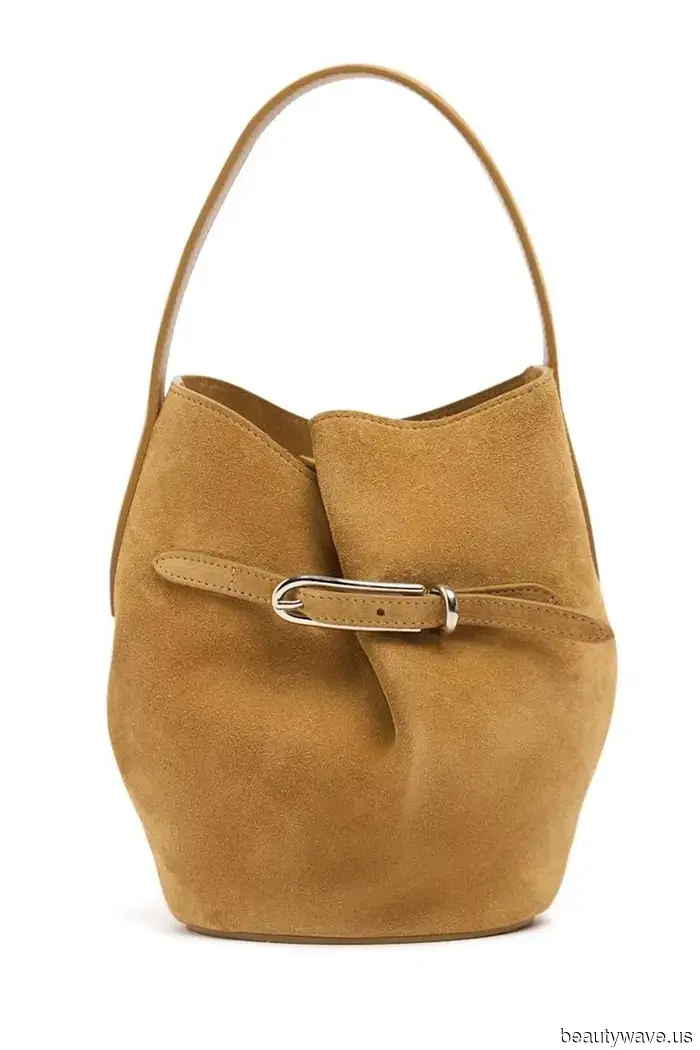 Los jeans azules están bien, pero para el otoño, las personas elegantes saben que esta controvertida tendencia de denim se ve más rica.