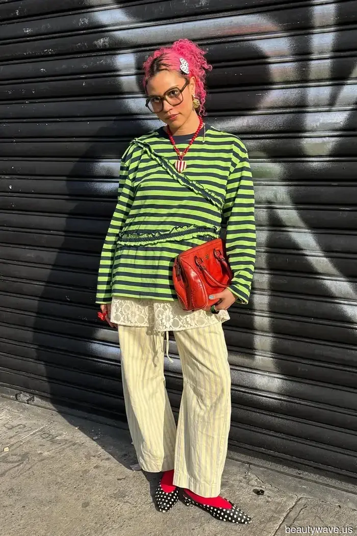 Wenn Sie möchten, dass Ihre grundlegenden Outfits in diesem Frühling cool aussehen, tragen Sie diesen Socken-Trend dazu.